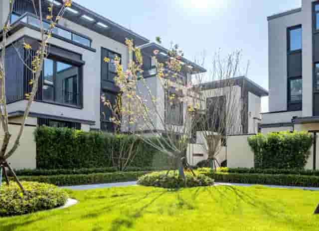 秋冬牛仔裤穿搭图女(牛仔裤的穿搭)